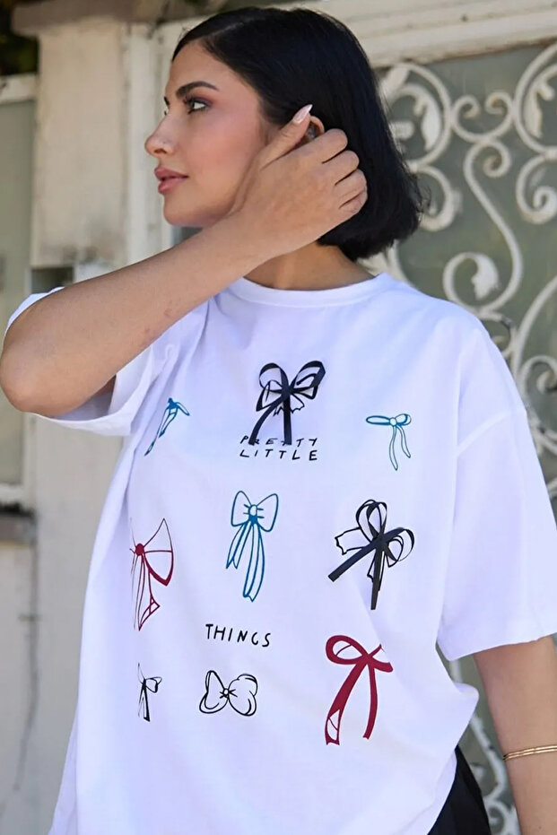 تي شيرت أبيض منقوش بفيونكة - 6