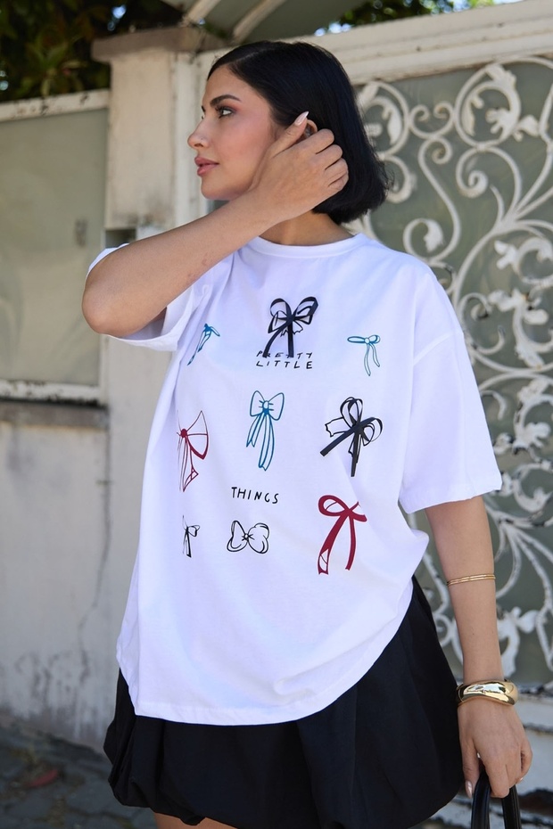 تي شيرت أبيض منقوش بفيونكة - 4