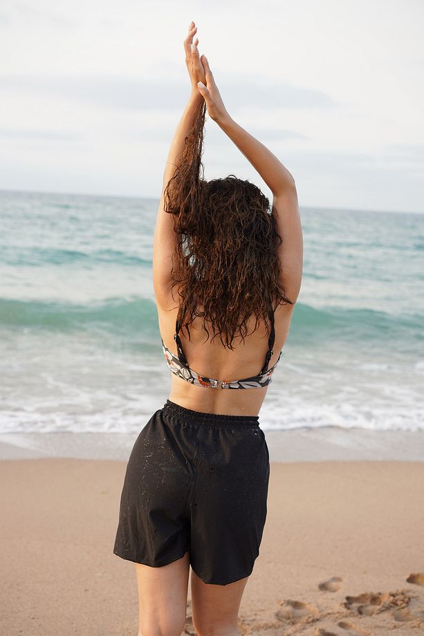 Bikini Takımı Paraşüt Şortlu Orkide Desen Bralet Üst SİYAH - 8