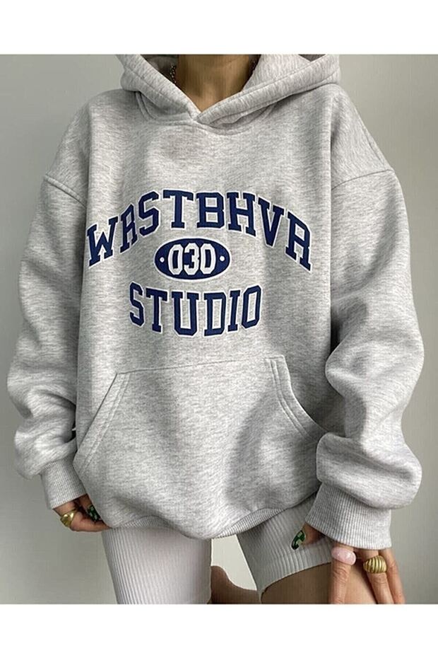 030 Studio Sweatshirt - غطاء رأس كبير الحجم مطبوع باللون الرمادي