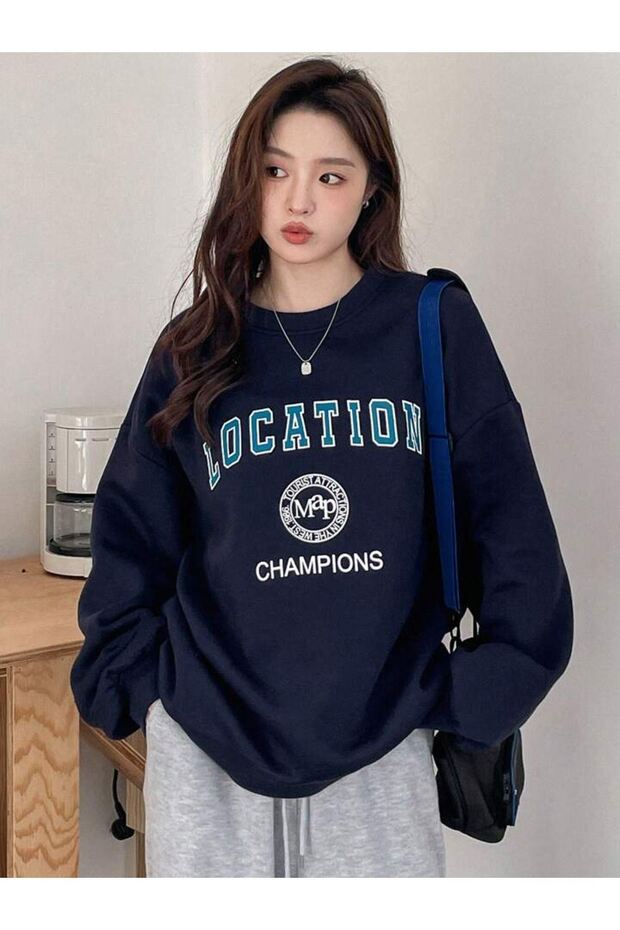 سويت شيرت Location Champions - رقبة شتوية سميكة كبيرة الحجم مطبوعة باللون الأزرق الداكن
