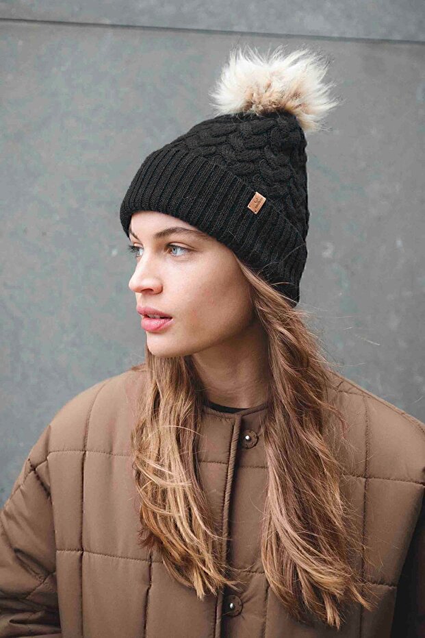 Black Beret Fur - Soft and Colorful Winter Deely with Logo Detail