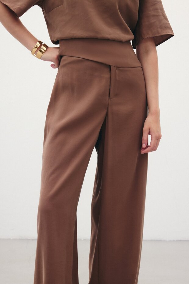 Modalhose mit Gürteldetail – Braun - 7