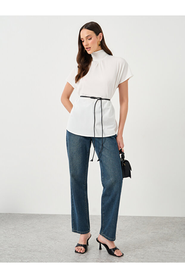 بلوزة بيضاء برقبة عالية مع حزام خيط حلقي - 2