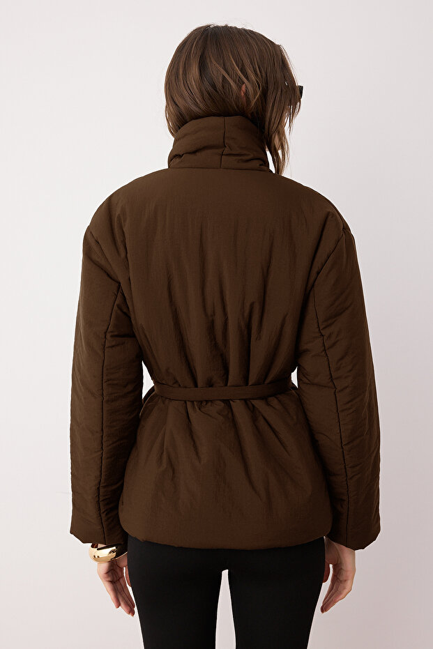 Kahverengi Oversize Kalıp Bağlama Detaylı Şişme Mont TWOAW26MO00112 - 4