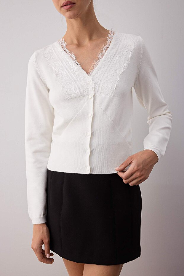 Ekru Crop Dantel Garnili V Yaka Premium/Özel İplik Triko Hırka TWOAW26HI00026 - 3