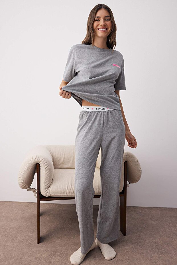 Gri Melanj Pamuklu Kalp Nakışlı Slogan Baskı Lastikli Örme Pijama Takımı THMAW26PT00015 - 1