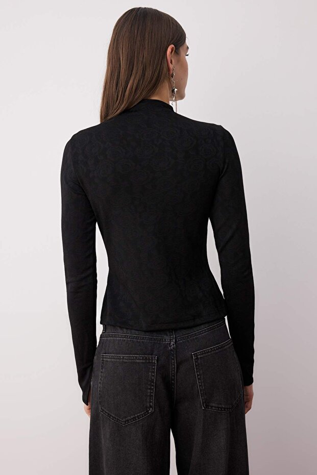 Czarna bluzka imprezowa z kołnierzykiem stójką w kwiaty, długa, dzianinowa, żakardowa TPRAW26BZ00018 - 4