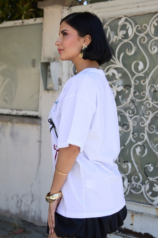 تي شيرت أبيض منقوش بفيونكة - 5