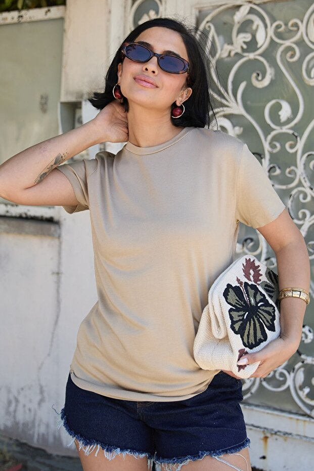 تي شيرت أساسي عادي باللون البيج - 1