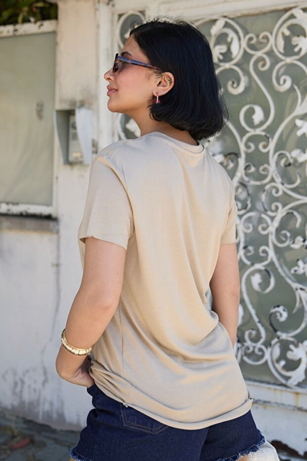 تي شيرت أساسي عادي باللون البيج - 3