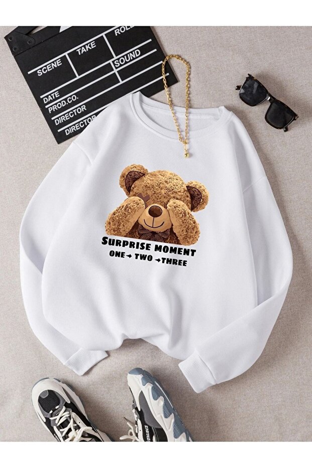 سويت شيرت Surprise Bear - رقبة شتوية سميكة مطبوعة باللون الأبيض