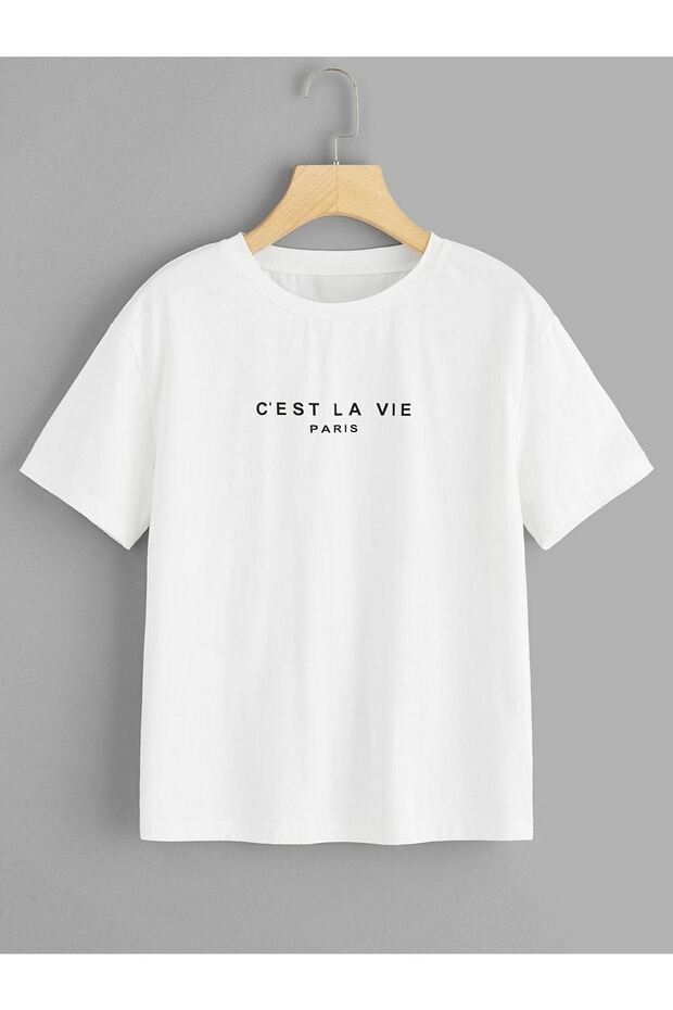 تي شيرت Cest La Vie Paris - رقبة دائرية كبيرة الحجم مطبوعة باللون الأبيض