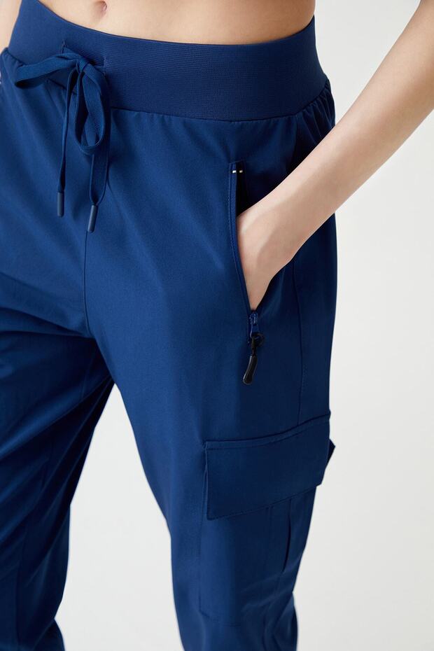 Damskie granatowe spodnie jogger z kieszeniami cargo, z elastyczną talią i nogawkami Cargo - 4