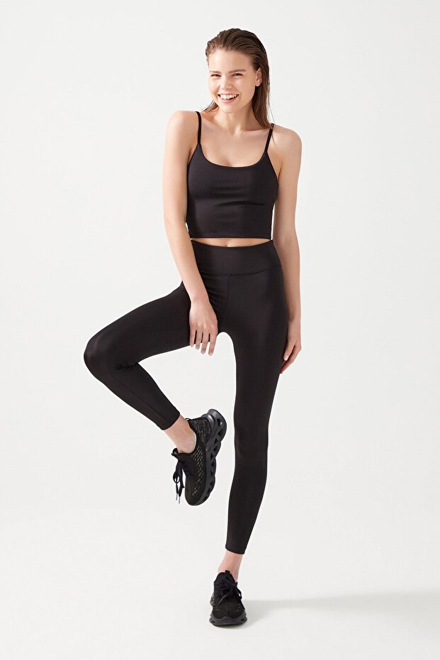 Damski czarny pasek z lekko wspieranymi, zakrytymi ramiączkami biustonosza sportowego - 4