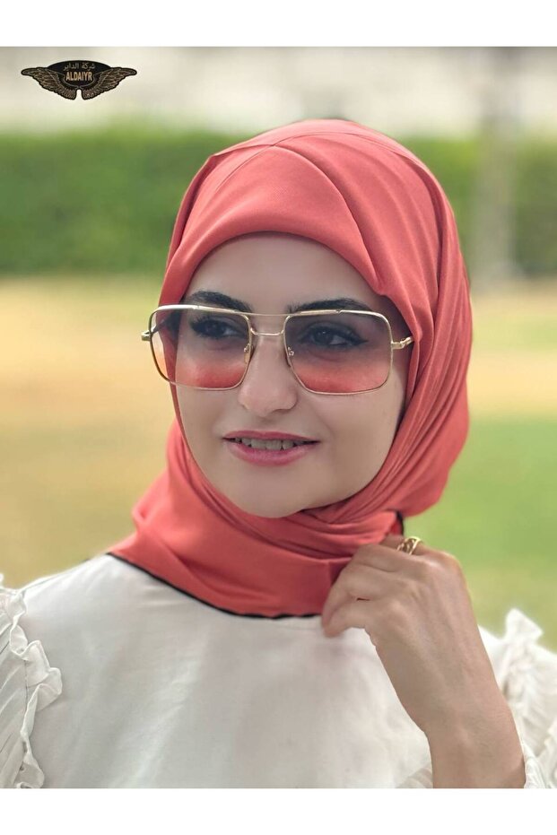 وشاح من حرير الفيسكوز مع حافة مخيطة يدويًا