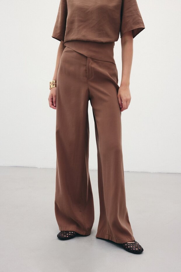 Modalhose mit Gürteldetail – Braun - 6