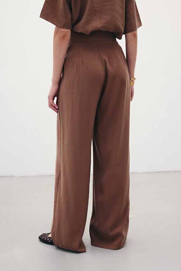 Modalhose mit Gürteldetail – Braun - 8