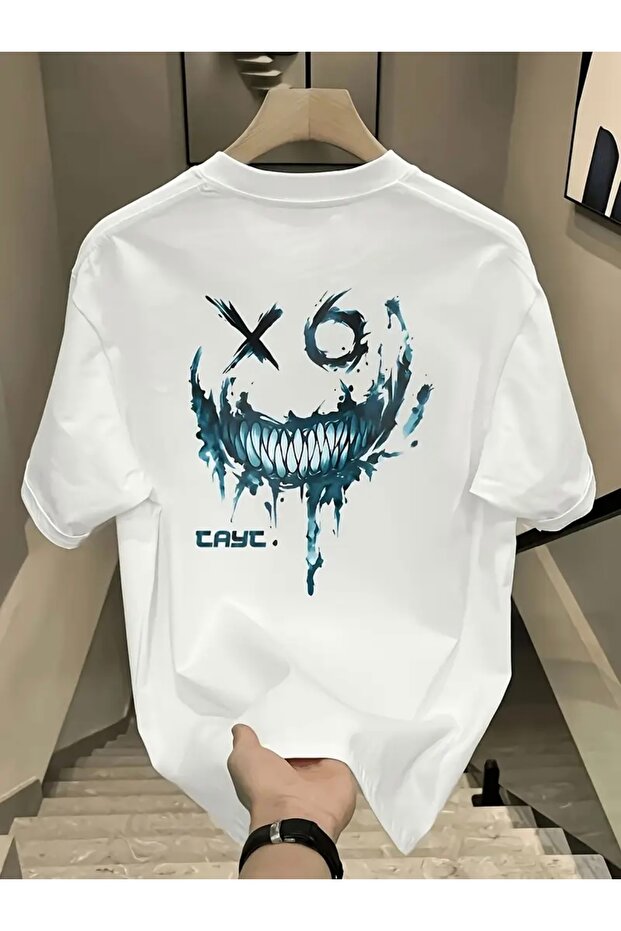 تي شيرت XO مطبوع عليه رسومات كبيرة الحجم برقبة دائرية