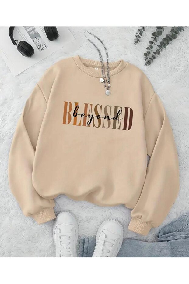 سويت شيرت صوف داخلي برقبة دائرية مطبوع عليه Blessed