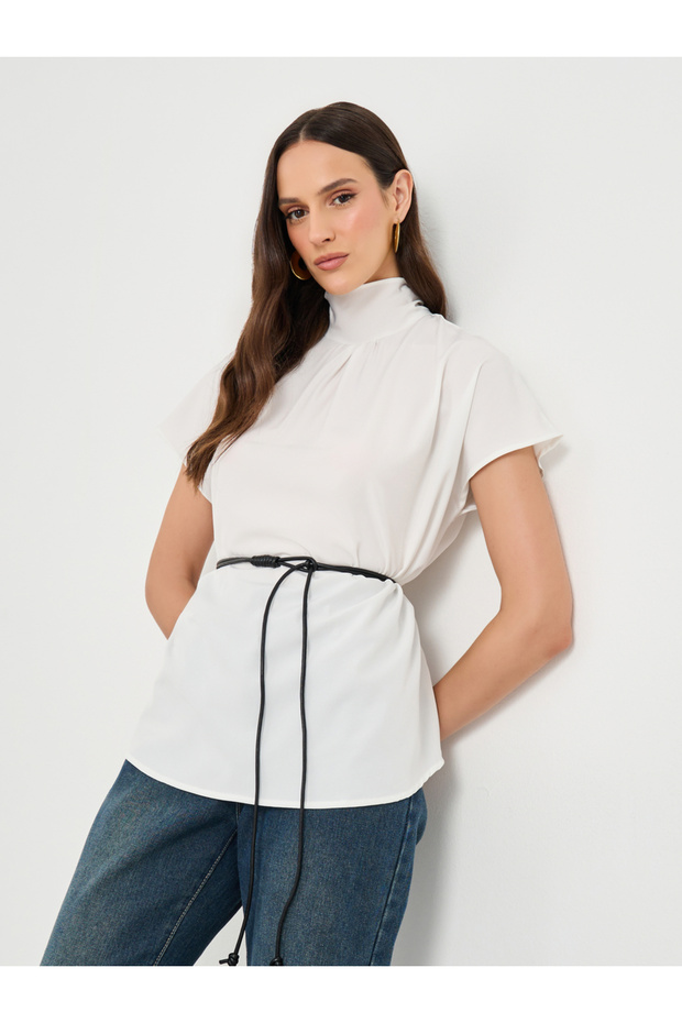 بلوزة بيضاء برقبة عالية مع حزام خيط حلقي - 1