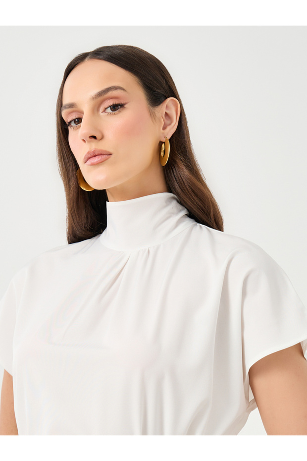 بلوزة بيضاء برقبة عالية مع حزام خيط حلقي - 3