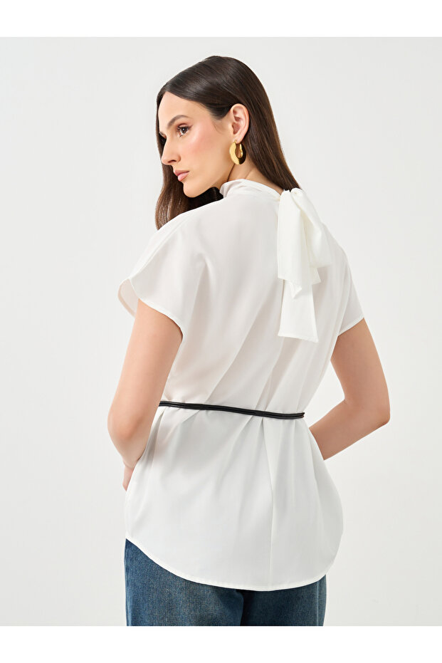 بلوزة بيضاء برقبة عالية مع حزام خيط حلقي - 4