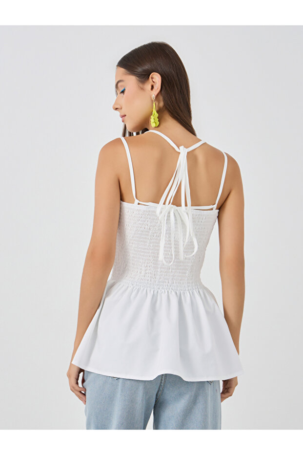 بلوزة سادة بأشرطة وتفاصيل مزخرفة - 4