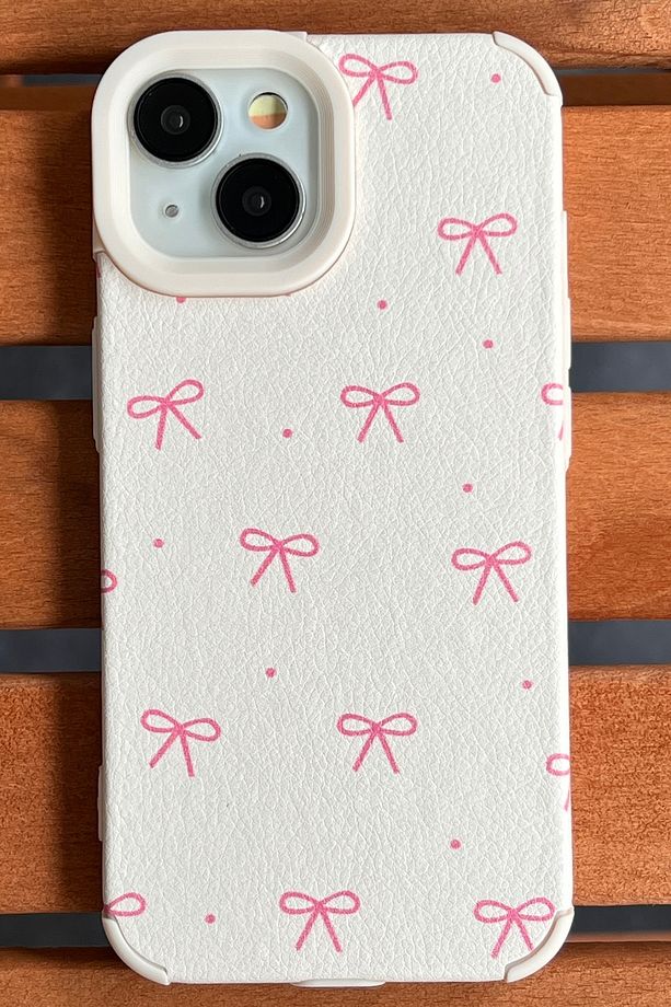 iPhone 15 PLUS ve 14 PLUS Fiyonk Desenli Krem Kılıf - Yumuşak Silikon, Kabartmalı Deri Dokulu Kapak - 1