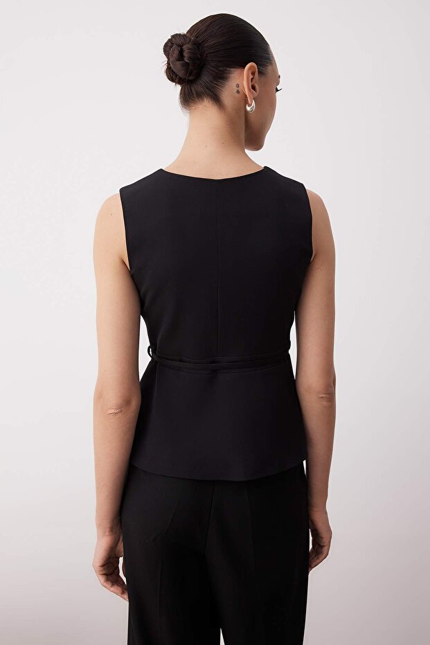 Czarna dopasowana kamizelka z paskiem i zapięciem kopertowym TWOAW26YE00029 - 4