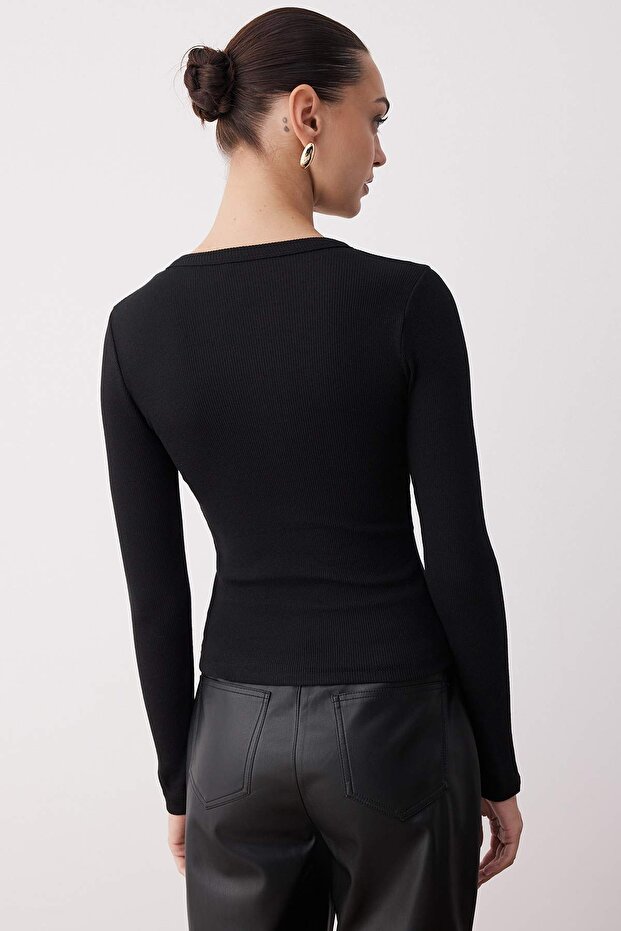 Siyah Bisiklet Yaka Düğmeli Fitted/Vücuda Oturan Esnek Fittilli Örme Bluz TWOAW26BZ00063 - 4