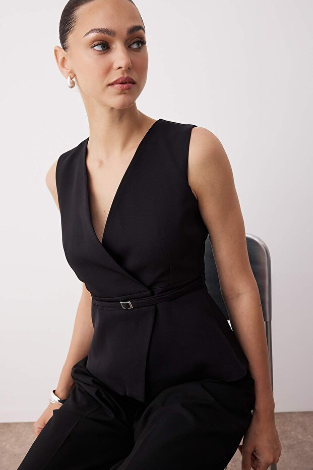 Czarna dopasowana kamizelka z paskiem i zapięciem kopertowym TWOAW26YE00029 - 1