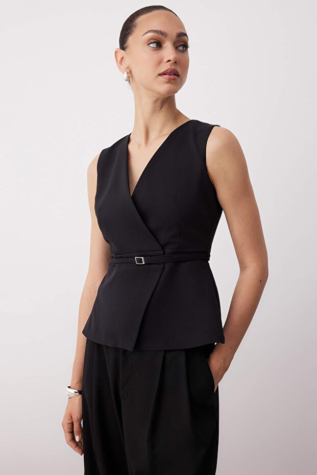 Czarna dopasowana kamizelka z paskiem i zapięciem kopertowym TWOAW26YE00029 - 2
