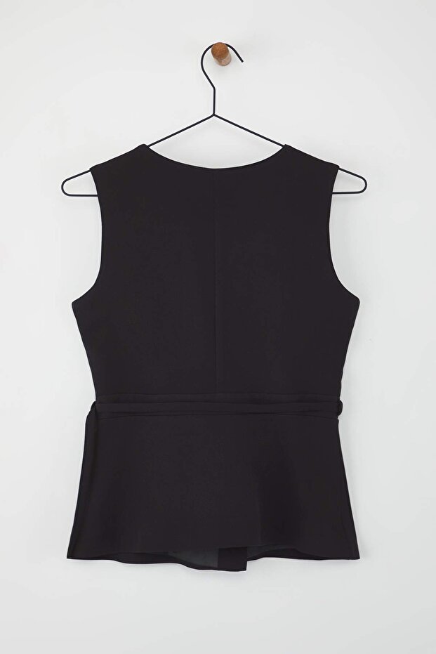 Czarna dopasowana kamizelka z paskiem i zapięciem kopertowym TWOAW26YE00029 - 6