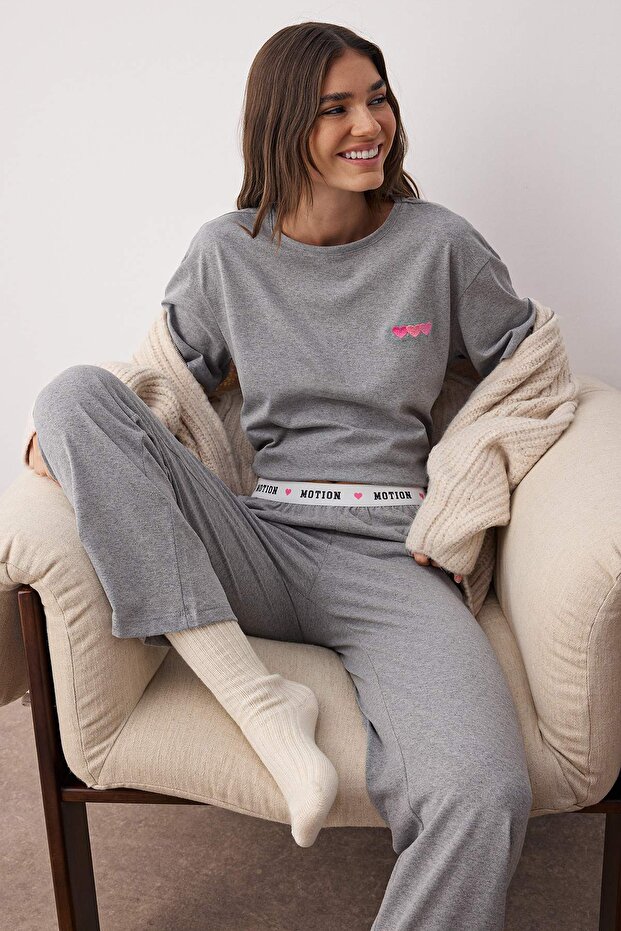 Gri Melanj Pamuklu Kalp Nakışlı Slogan Baskı Lastikli Örme Pijama Takımı THMAW26PT00015 - 2