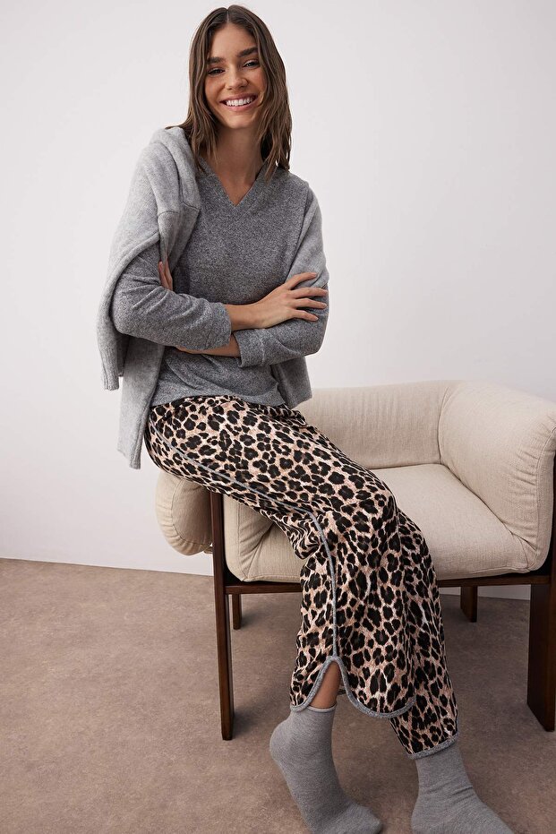 Gri-Çok Renkli Leopar Desenli Biyeli Üst Yumoş, Alt %100 Pamuklu Örme Pijama Takımı THMAW26PT00035 - 1