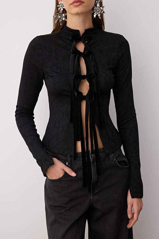 Czarna bluzka imprezowa z kołnierzykiem stójką w kwiaty, długa, dzianinowa, żakardowa TPRAW26BZ00018 - 3