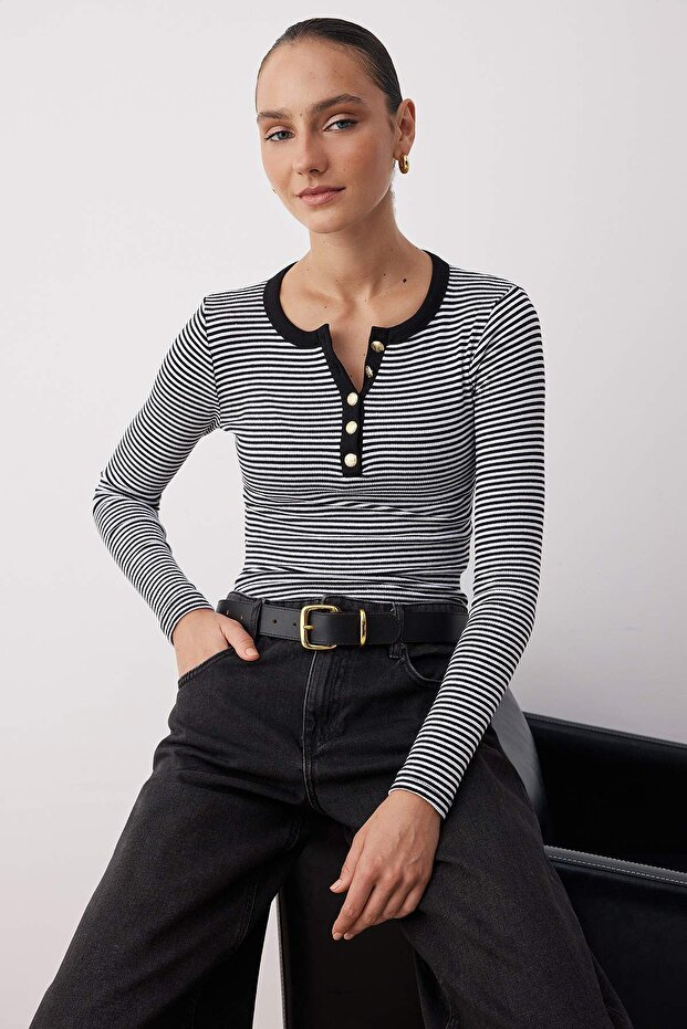 Siyah Bisiklet Yaka Düğmeli Fitted/Vücuda Oturan Esnek Fittilli Örme Bluz TWOAW26BZ00063 - 1