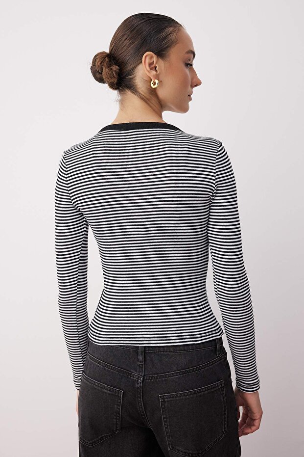 Siyah Bisiklet Yaka Düğmeli Fitted/Vücuda Oturan Esnek Fittilli Örme Bluz TWOAW26BZ00063 - 4