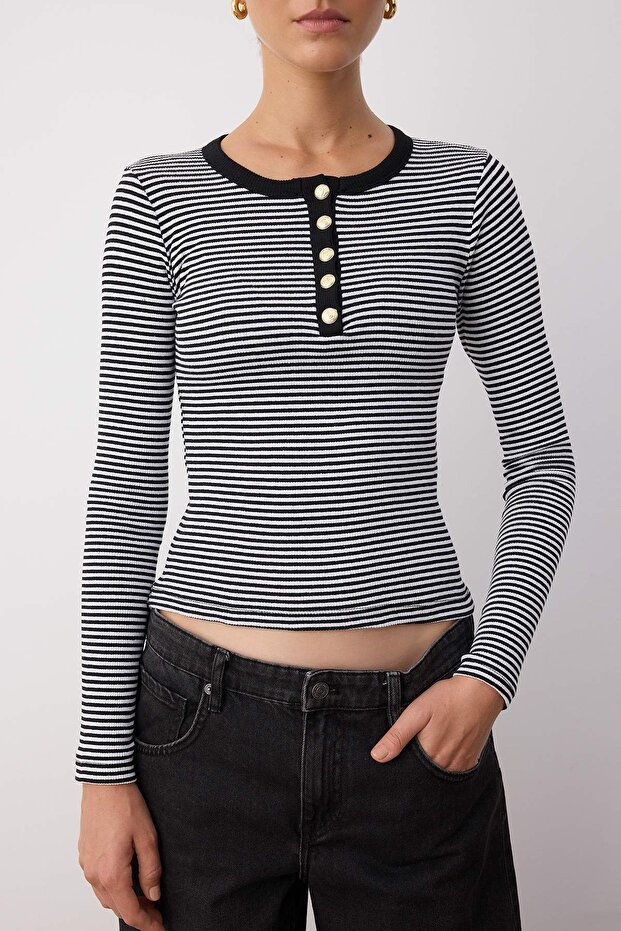 Siyah Bisiklet Yaka Düğmeli Fitted/Vücuda Oturan Esnek Fittilli Örme Bluz TWOAW26BZ00063 - 3
