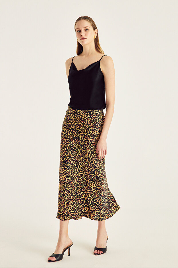 تنورة ساتان متوسطة الطول بنمط الفهد - 2