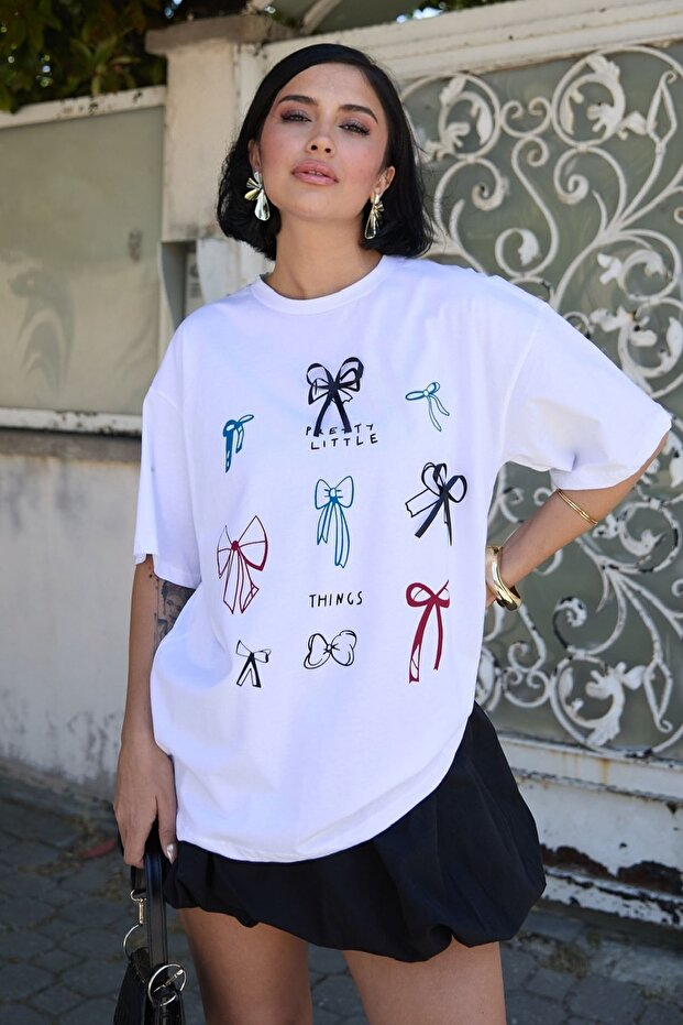 تي شيرت أبيض منقوش بفيونكة - 1