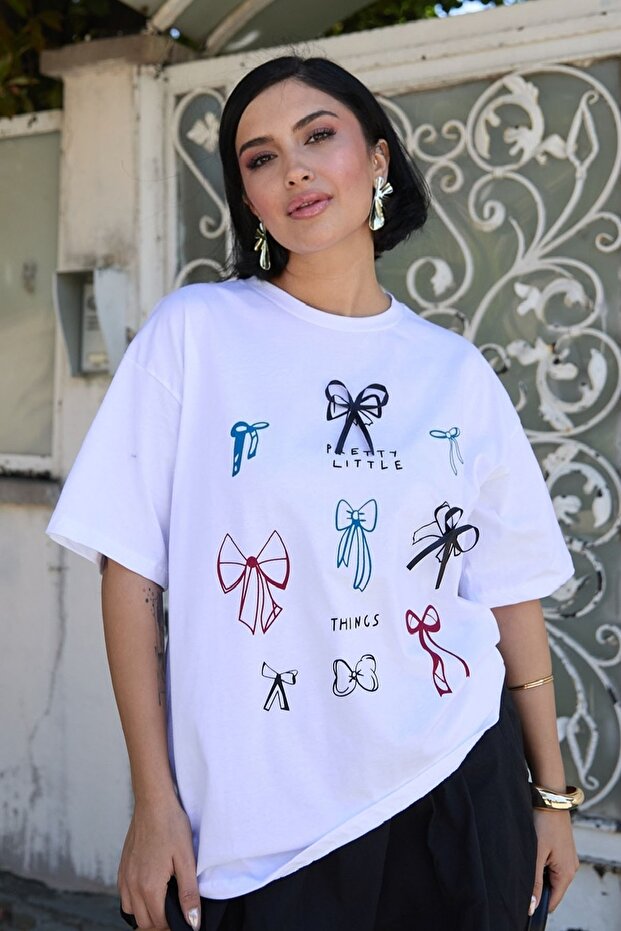 تي شيرت أبيض منقوش بفيونكة - 3