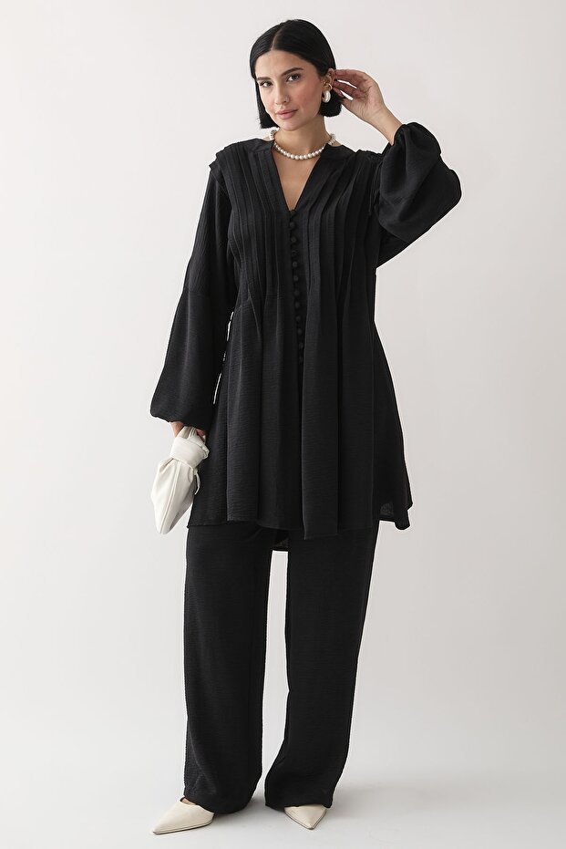 بدلة أيروبين سوداء برباط وأكمام مضلعة - 1