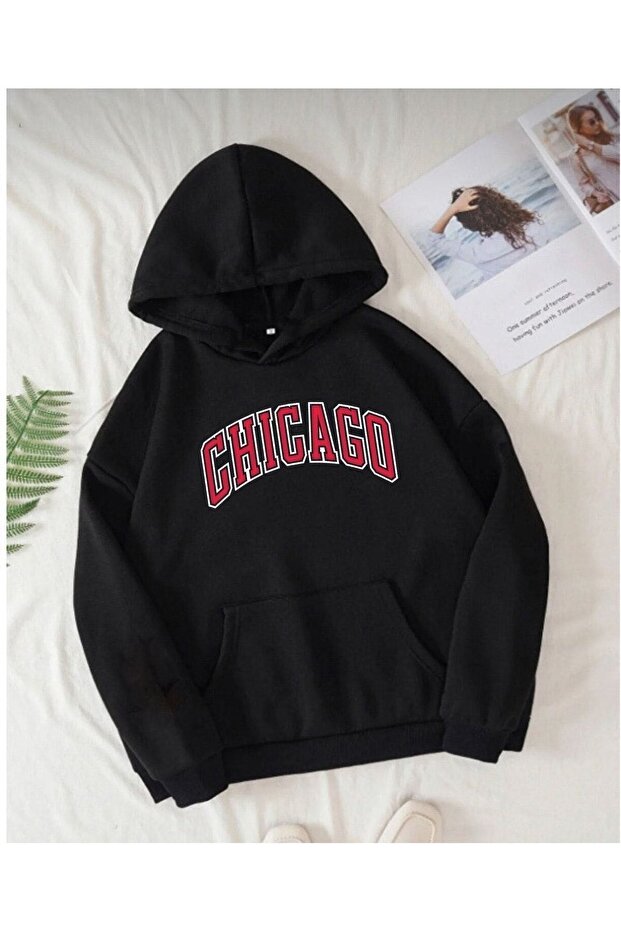 سويت شيرت صيفي من Chicago - غطاء رأس كبير الحجم مطبوع باللون الأسود