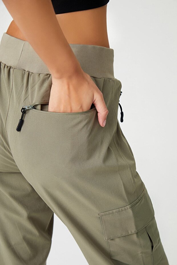 Дамски карго панталон с джоб и ластик на талията и крачоли - 5