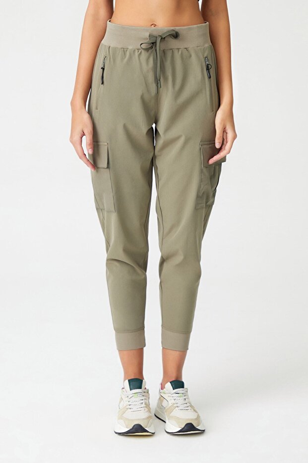 Дамски карго панталон с джоб и ластик на талията и крачоли - 2