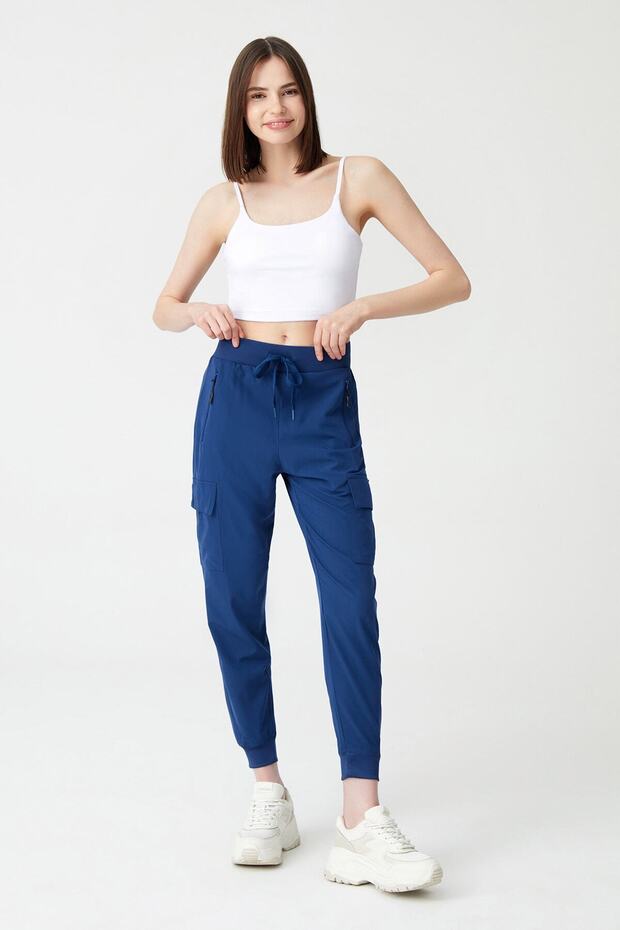 Damskie granatowe spodnie jogger z kieszeniami cargo, z elastyczną talią i nogawkami Cargo - 6
