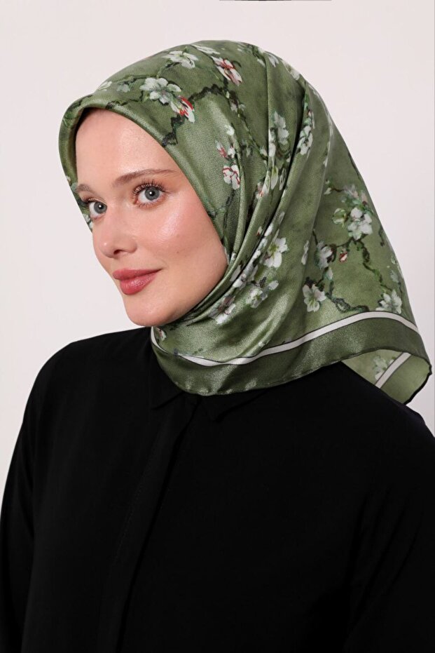 وشاح كريستال لامع بنمط الأزهار