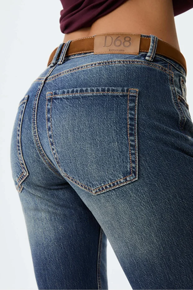D68 Boot-cut fit jeans with belt - 3